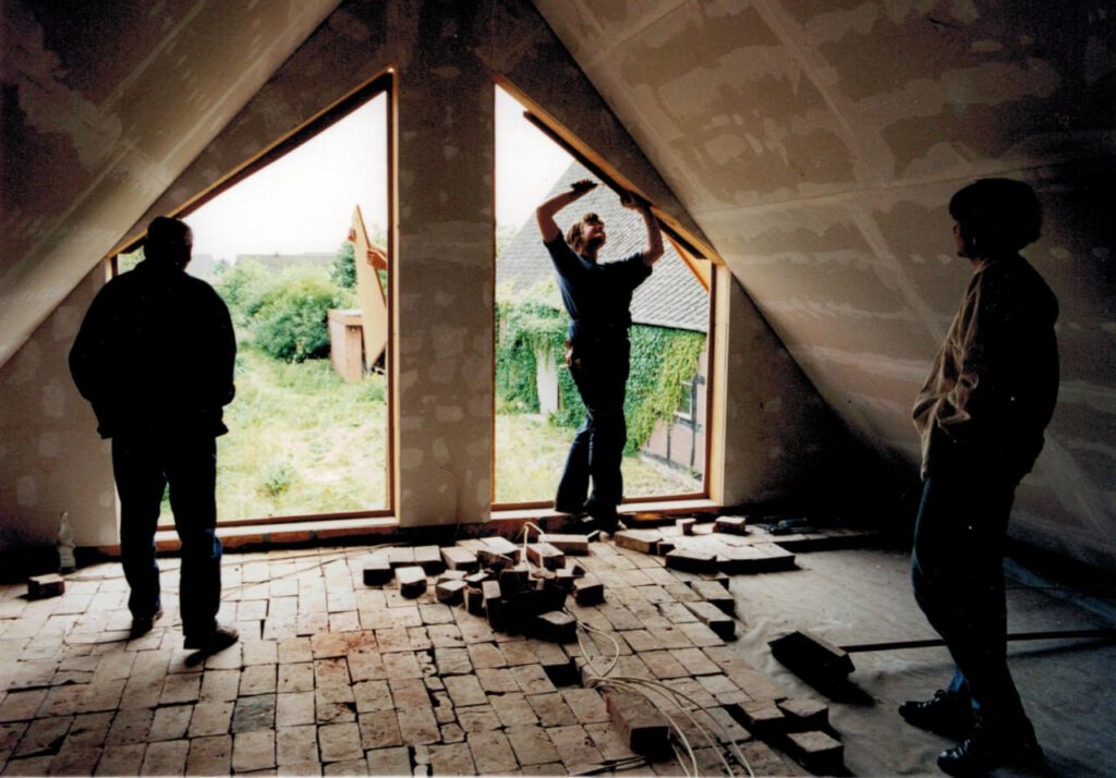 Ausbau des Giebelfensters im späteren „Ökohaus“ in Stedorf, dem ersten Bauprojekt der jungen AllerWohnen eG
